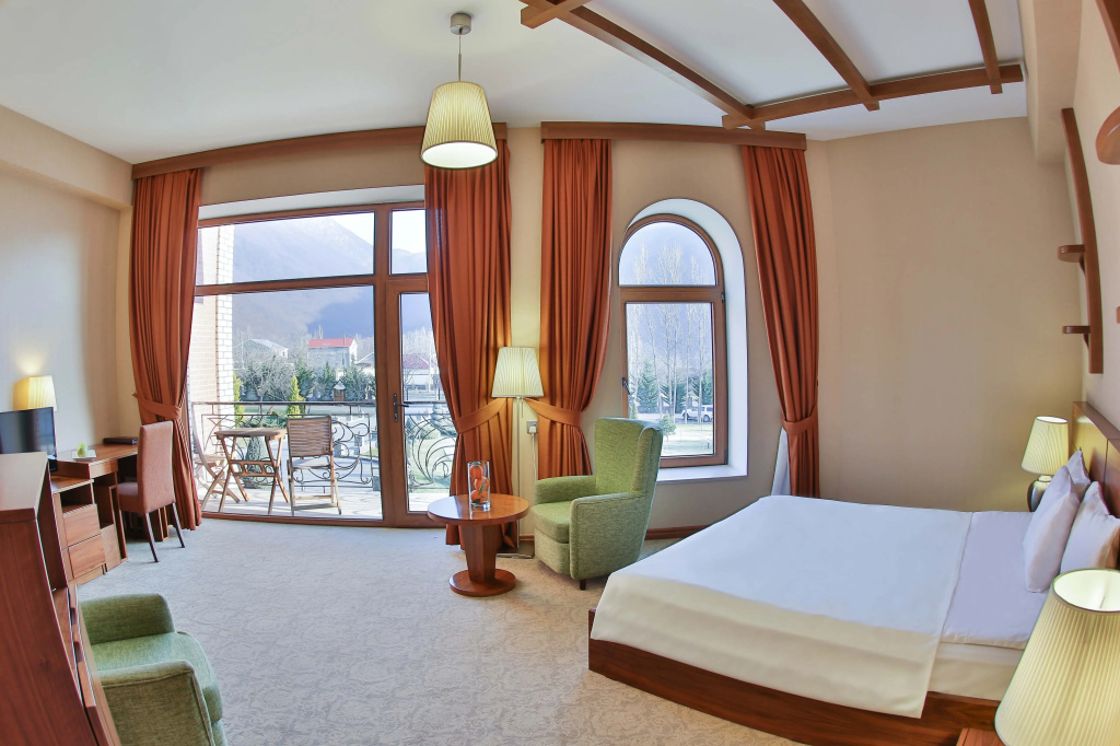 Standard Single Attic room with balcony and with mountain view