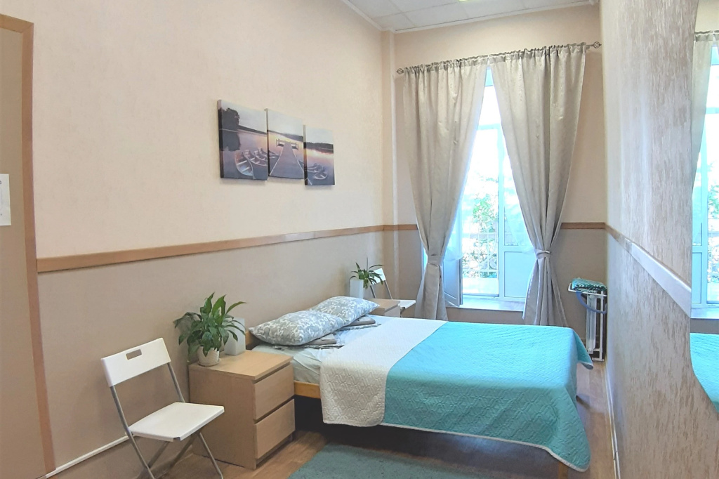 Economy Family room with balcony