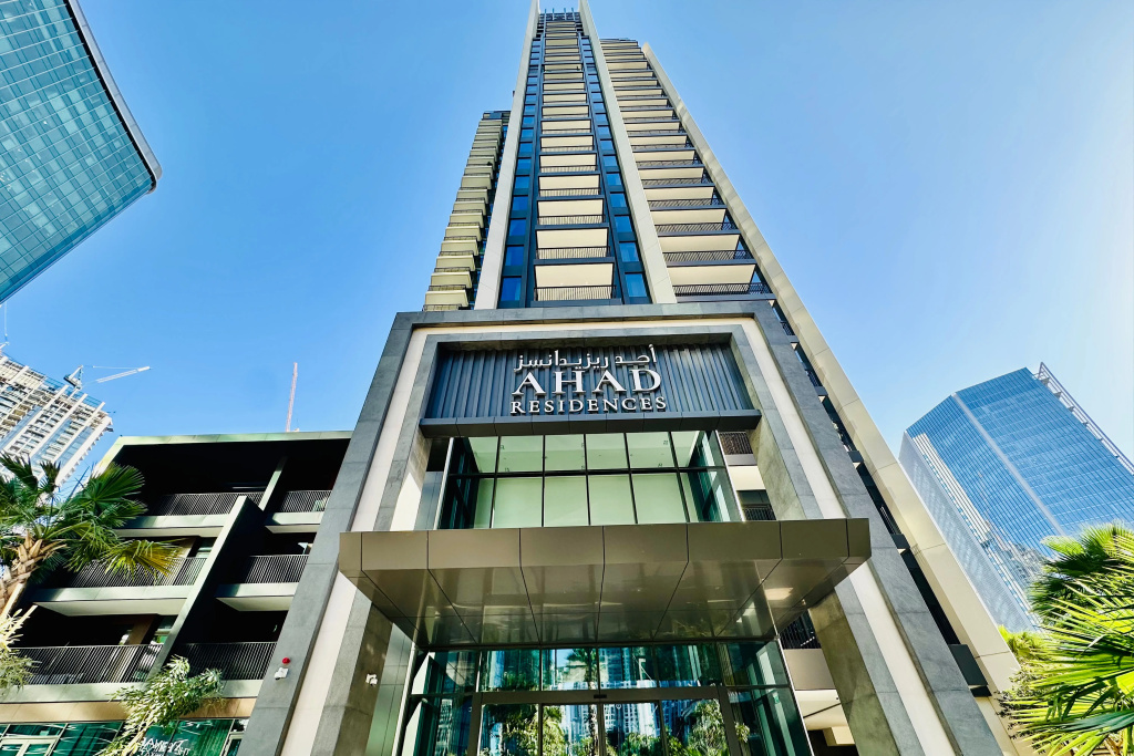 Vserve Modern Oasis: Canal & Burj Views Apartments