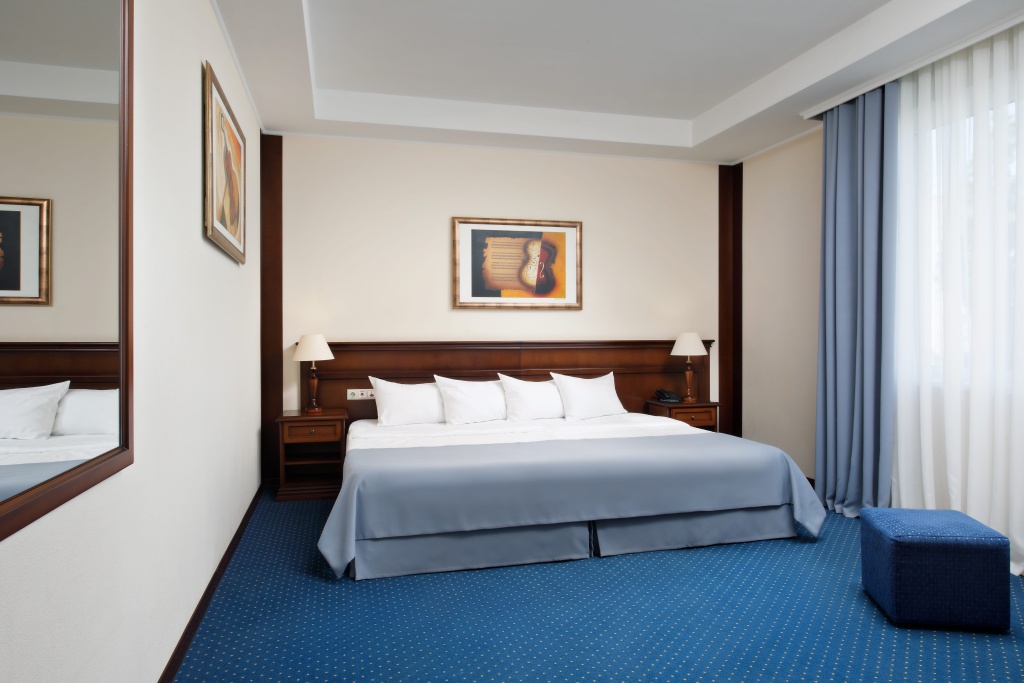 Red Royal by Undersun Hotel Room Type - Premium Double Suite twin beds