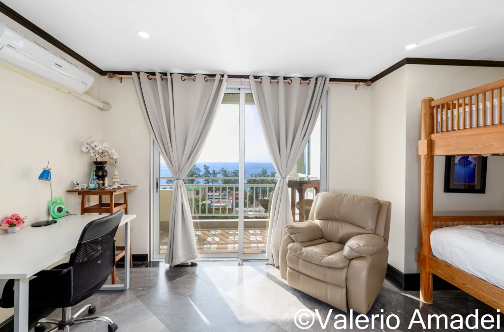 Трёхместный номер Standard с балконом и с красивым видом из окна в Апартаменты OMNIA  Phuket - Waterfront Karon