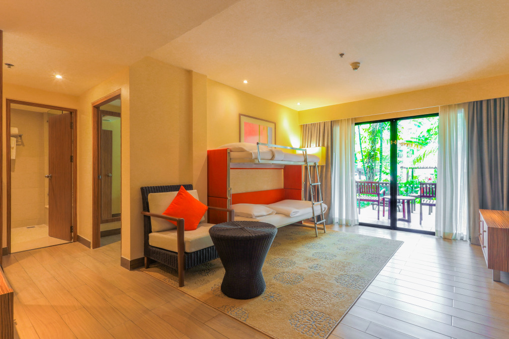 Четырёхместный семейный люкс с балконом в Holiday Inn Resort Phuket Surin Beach, an IHG Hotel