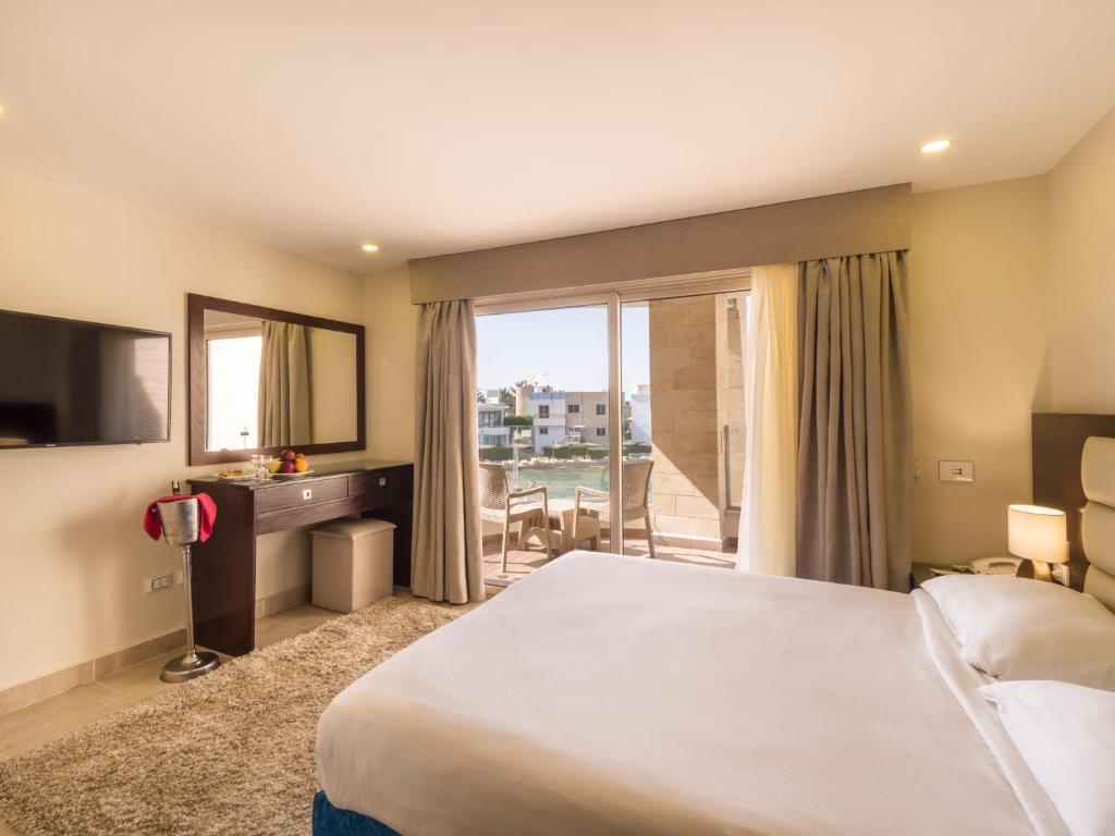 Семейный люкс с балконом и с видом на море в Seagull Beach Resort Families & Couples Only - All Inclusive