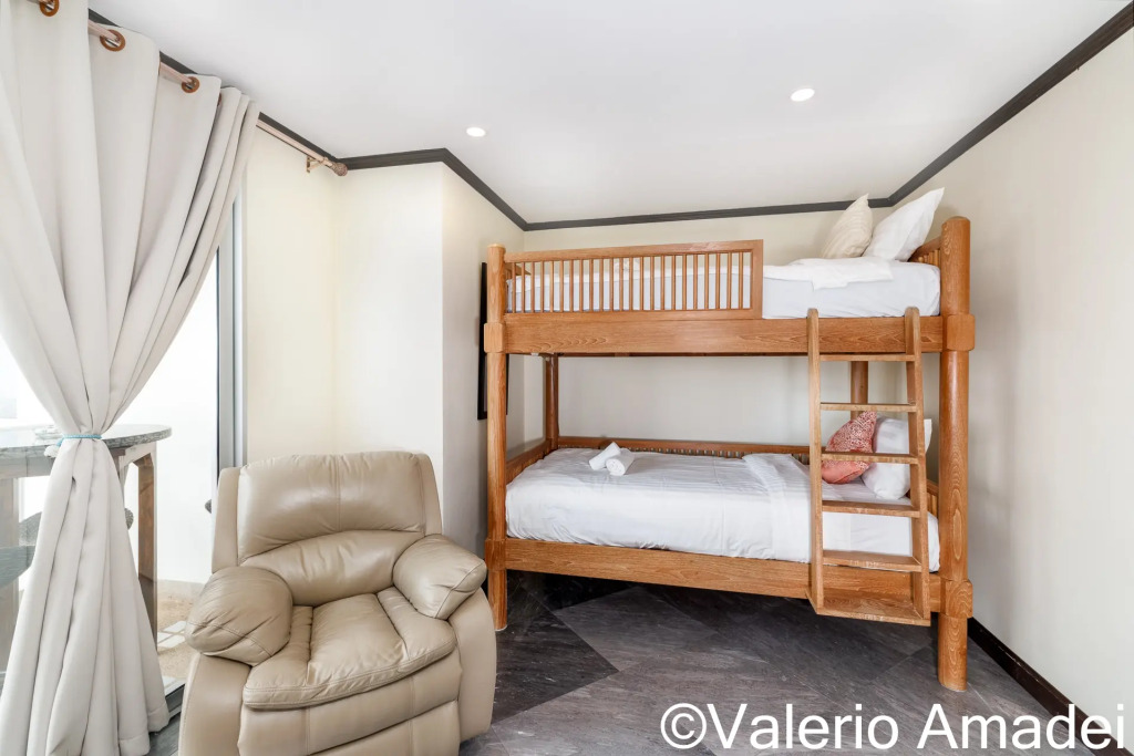 Трёхместный номер Standard с балконом и с красивым видом из окна в Апартаменты OMNIA  Phuket - Waterfront Karon
