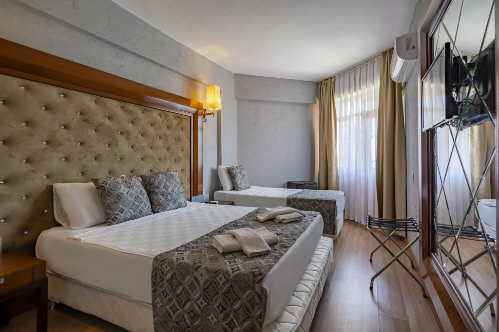 Standard Triple room with balcony