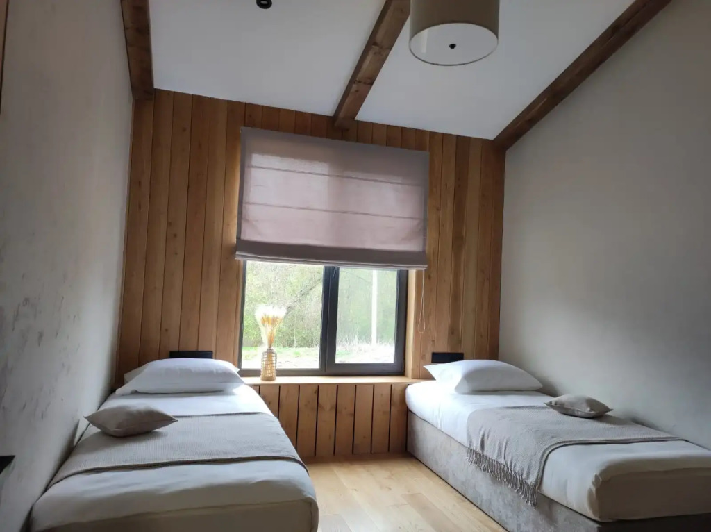 Коттедж  Экоранчо Лодж с двумя спальнями, панорамной ванной и купелью - фото 3