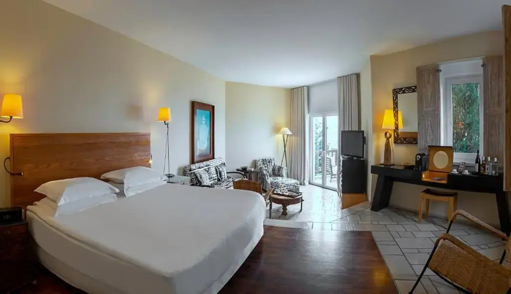 Corner Double Suite with balcony and with sea view (full double bed)