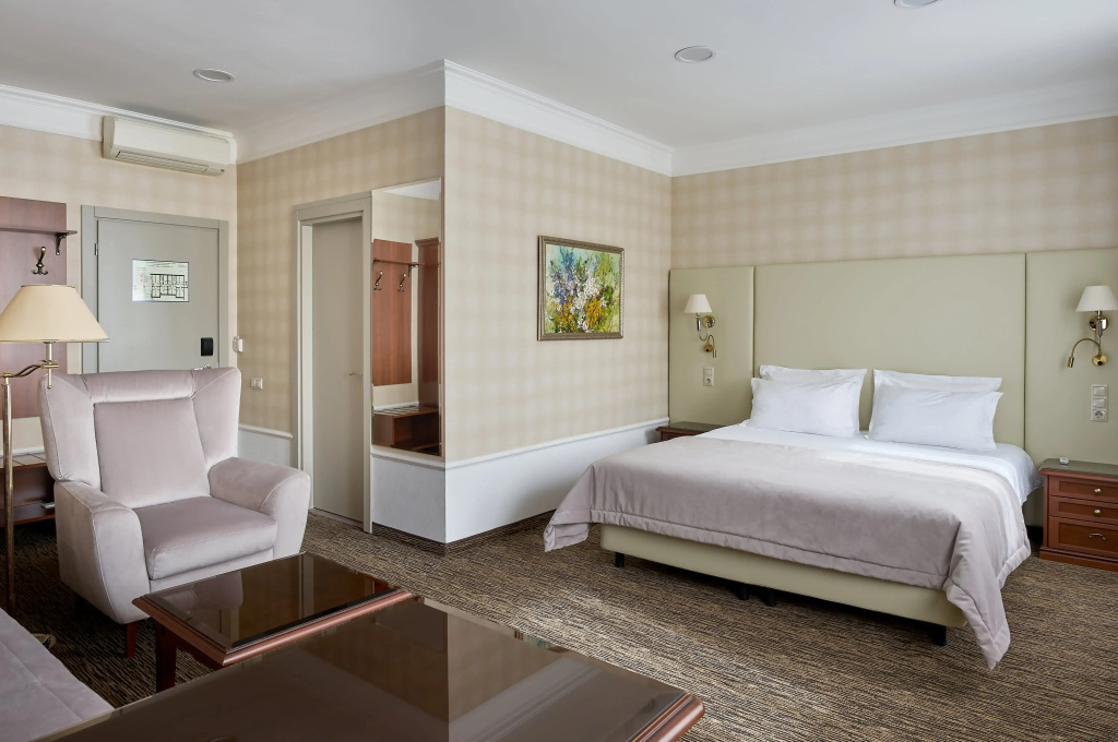Astor Hotel Room Type - Double Suite full double bed