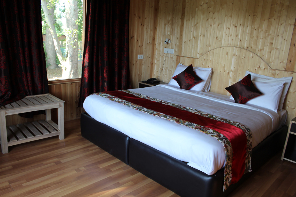 Deluxe Double room with lake view (full double bed)
