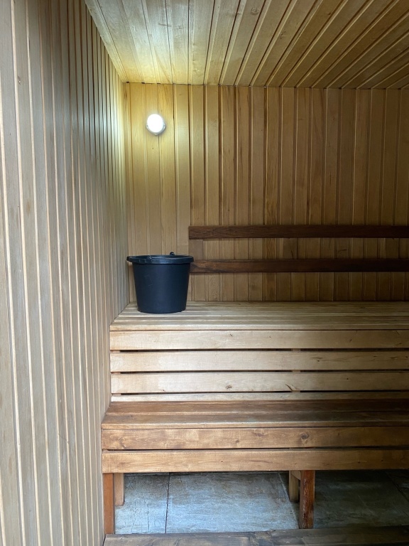 Двухместный коттедж с красивым видом из окна двуспальная кровать в Koban Spa Resort