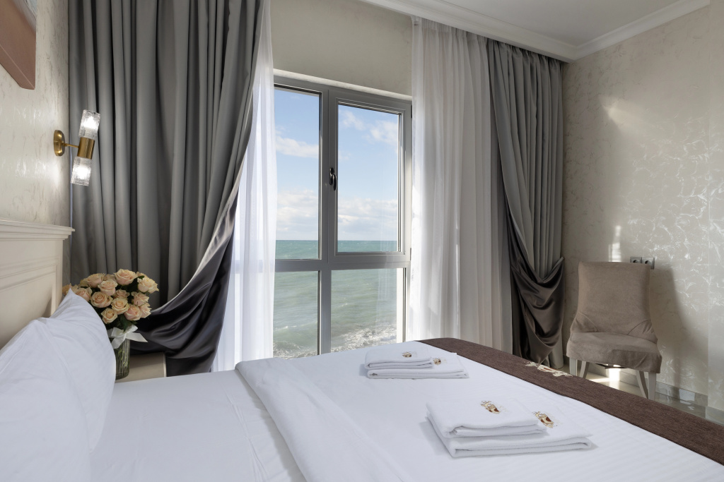 Deluxe Double room with partial sea view (full double bed)
