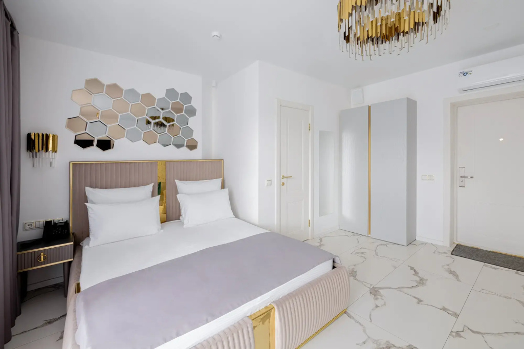 Ranovsky Park Hotel Room Type - Deluxe Scenic Double room with balcony full double bed