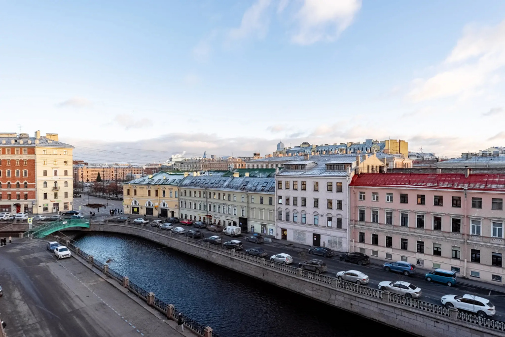 Квартира просторная с балконом и впечатляющим видом на канал Грибоедова — фото