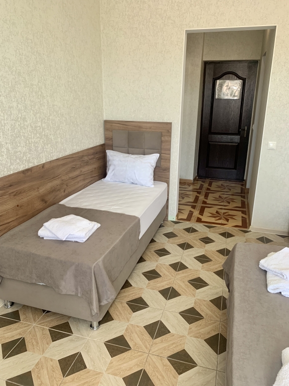 Трёхместный номер Deluxe с балконом и с красивым видом из окна в Артика
