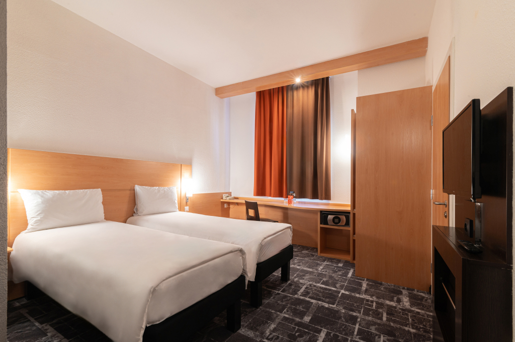 Двухместный номер Standard с видом на город двуспальная кровать в Отель Ibis Астана