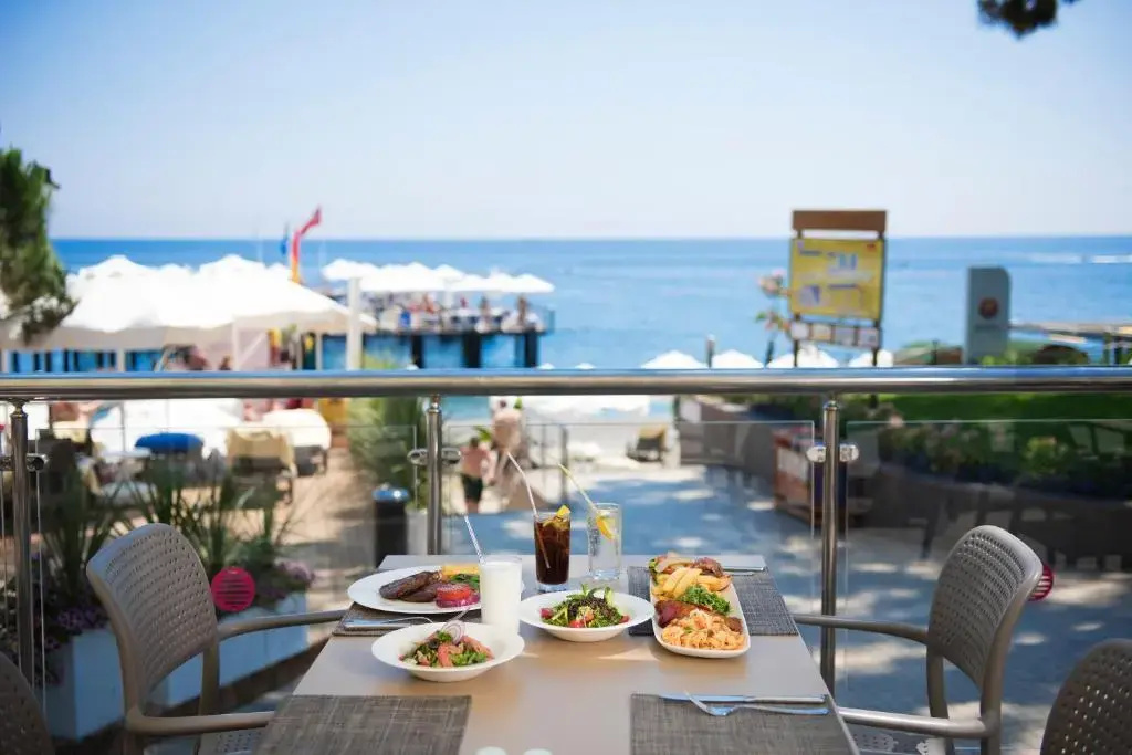 Akra Kemer image General