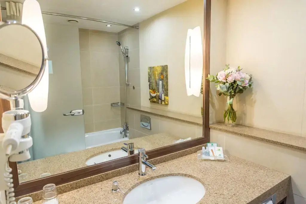 Двухместный люкс двуспальная кровать в Holiday Inn Almaty