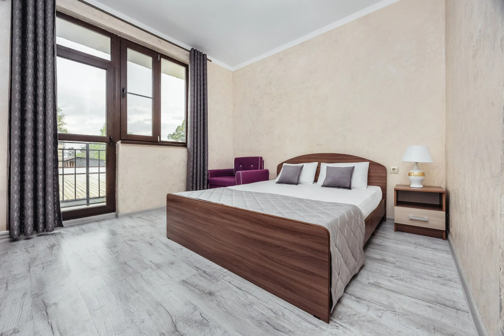 Standard Family room with courtyard view
