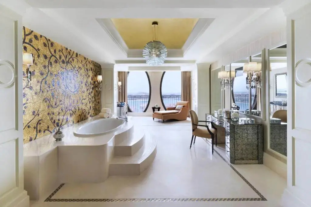 The Ritz-Carlton Abu Dhabi, Grand Canal Hotel - Général