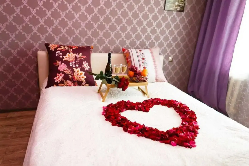 Влюбленные на озере. Красивые романтические места. Тихую романтическую. Обнимает девушку. Любовь и нежность.