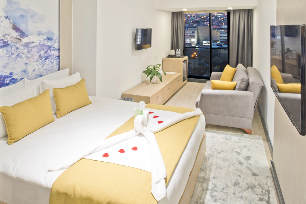 Superior Double room with city view (full double bed)