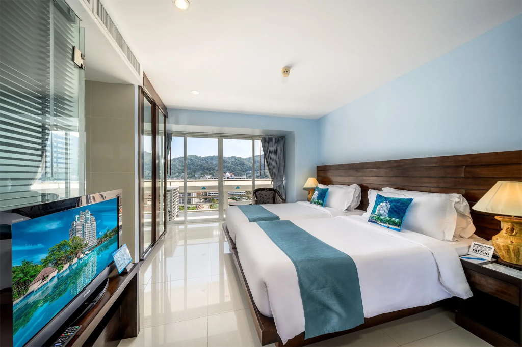 Четырёхместный люкс Royal с балконом и с видом на море в Andaman Beach Suites Hotel