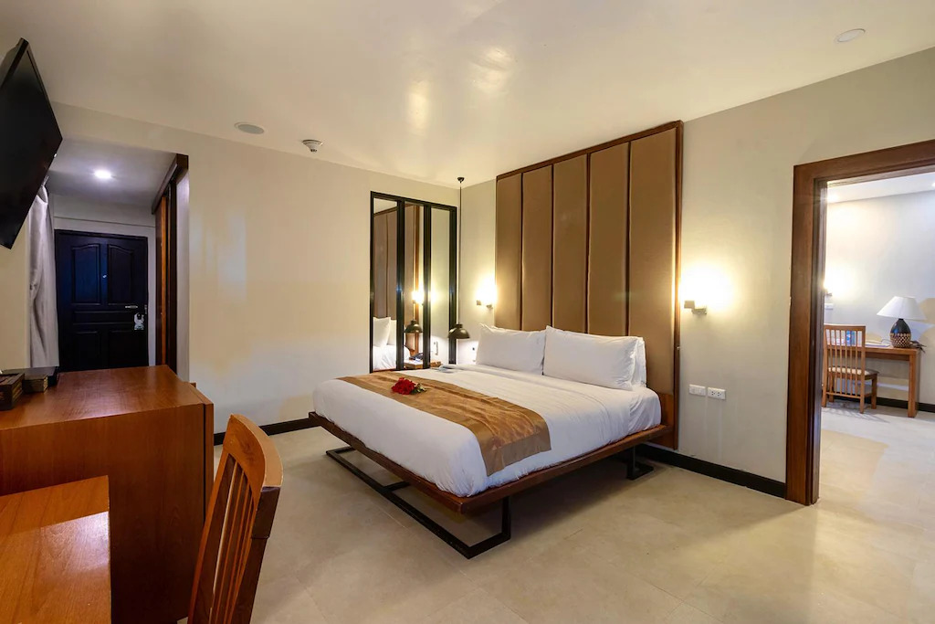 Четырёхместная студия семейная Hilltop с балконом и с видом на закат в Phi Phi Holiday Resort – SHA Extra Plus
