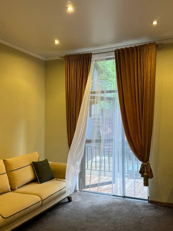 家庭雙人房，設有陽台及大床。