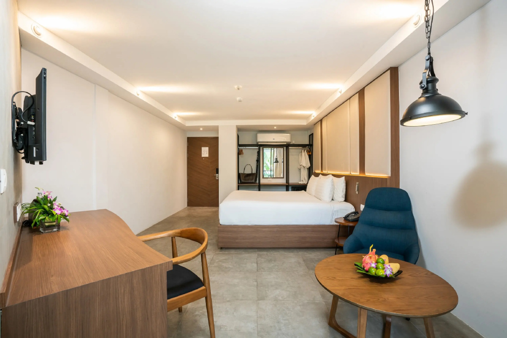 Deluxe Double room with balcony (full double bed)