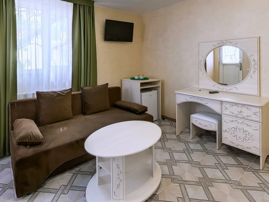 Четырёхместный номер Standard с балконом в Хризантема