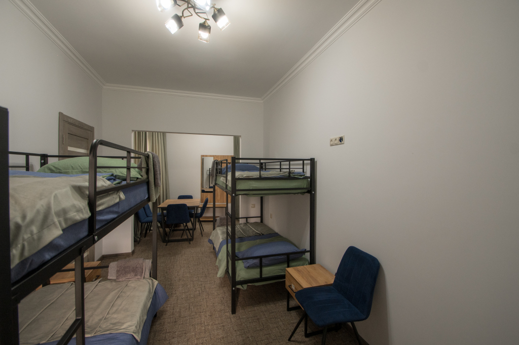 Кровать в общем номере с балконом и с красивым видом из окна в Rodnik village&SPA