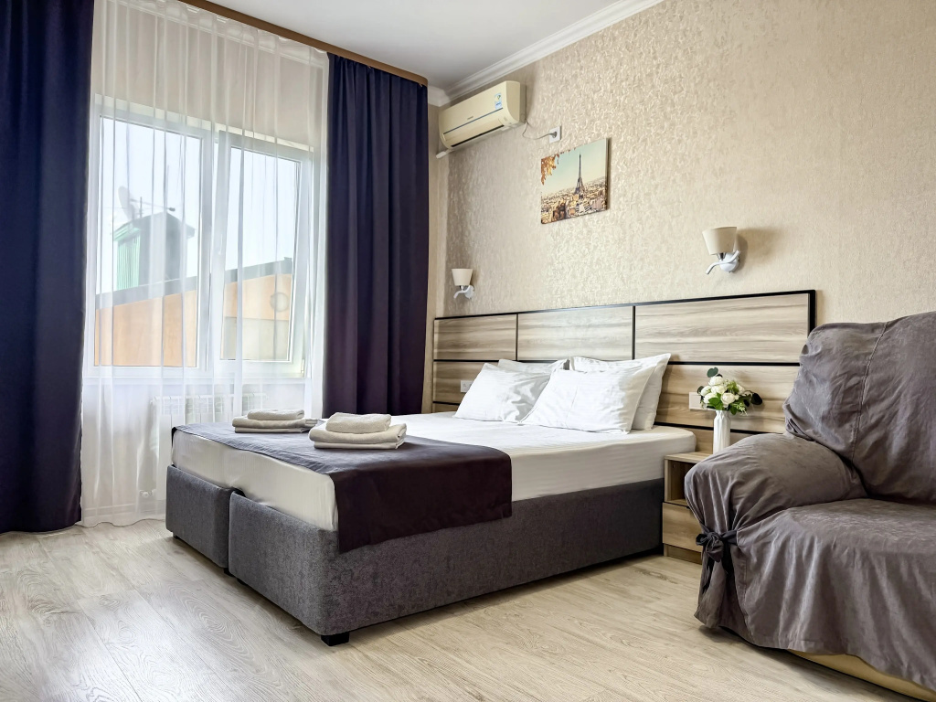 Standard Triple room with city view