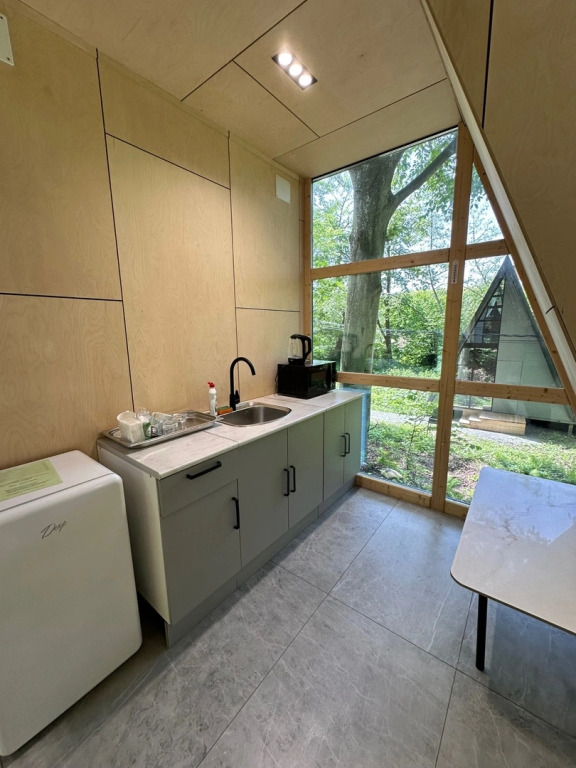 Коттедж с балконом и с красивым видом из окна в Koban Spa Resort