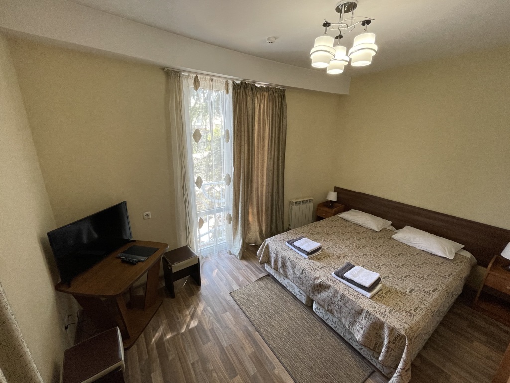 Четырёхместный номер Standard с 2 комнатами с балконом и с красивым видом из окна в На Короткой