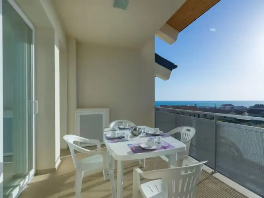 2 Bedrooms Apartment with balcony and with sea view