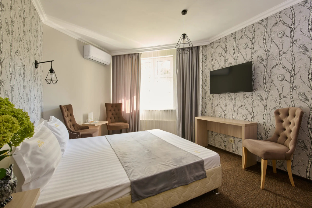 Double Suite (full double bed)