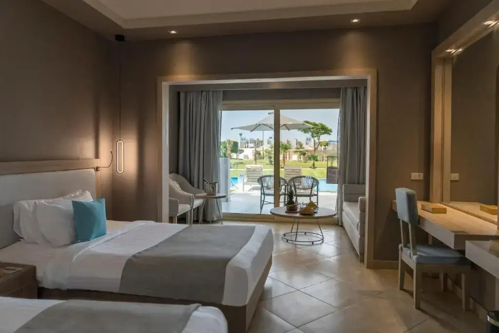 Номер Swim Up Deluxe с балконом в Sunrise Crystal Bay Resort