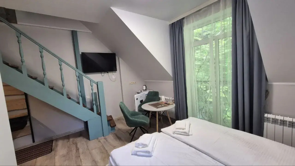 Двухместный полулюкс Мансарда двуспальная кровать в География