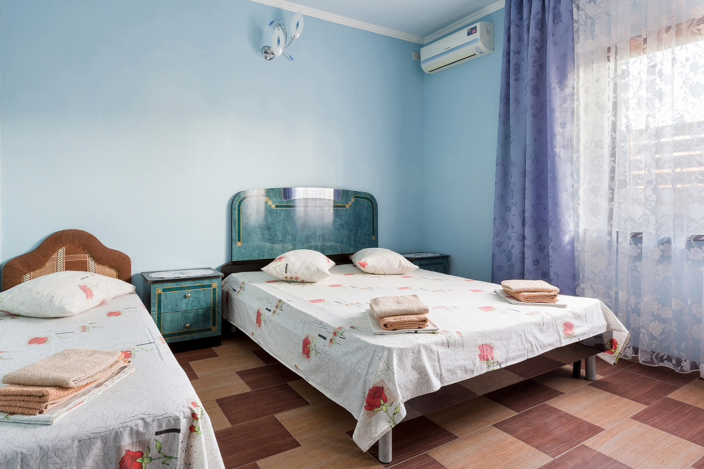 Трёхместный номер Стандарт с балконом и с видом на город в Guest house city center