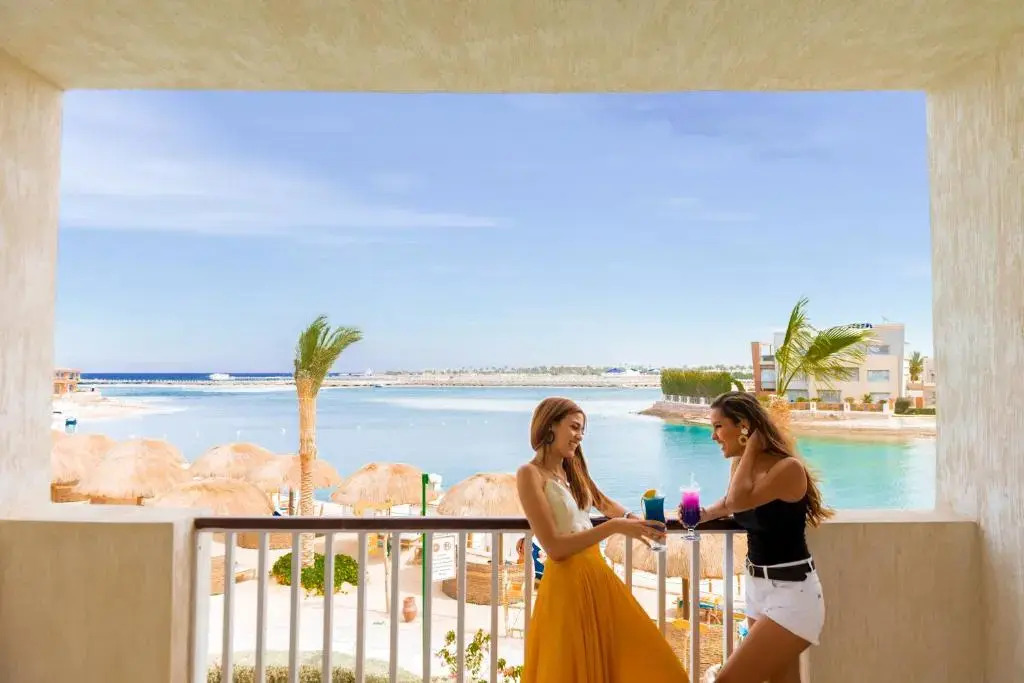 Люкс Posh Club Crystal Jacuzzi с балконом в Sunrise Crystal Bay Resort