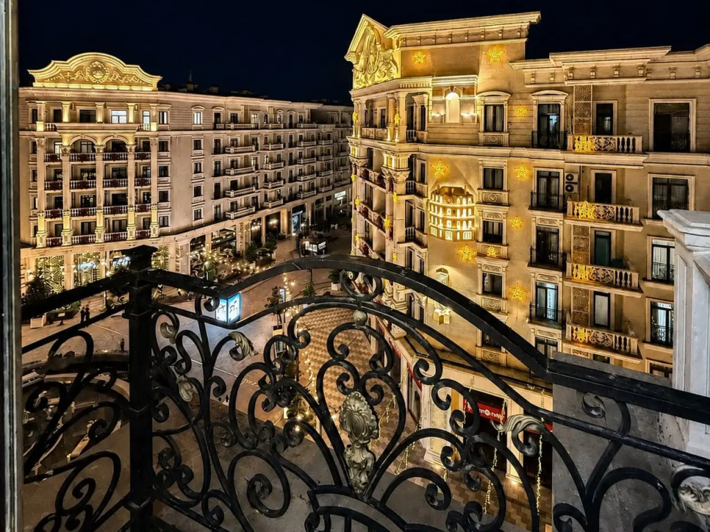 Boulevard Luxury | Private Balcony & Fountain View | 7th Floor (103) by Royal Rentals Apartment