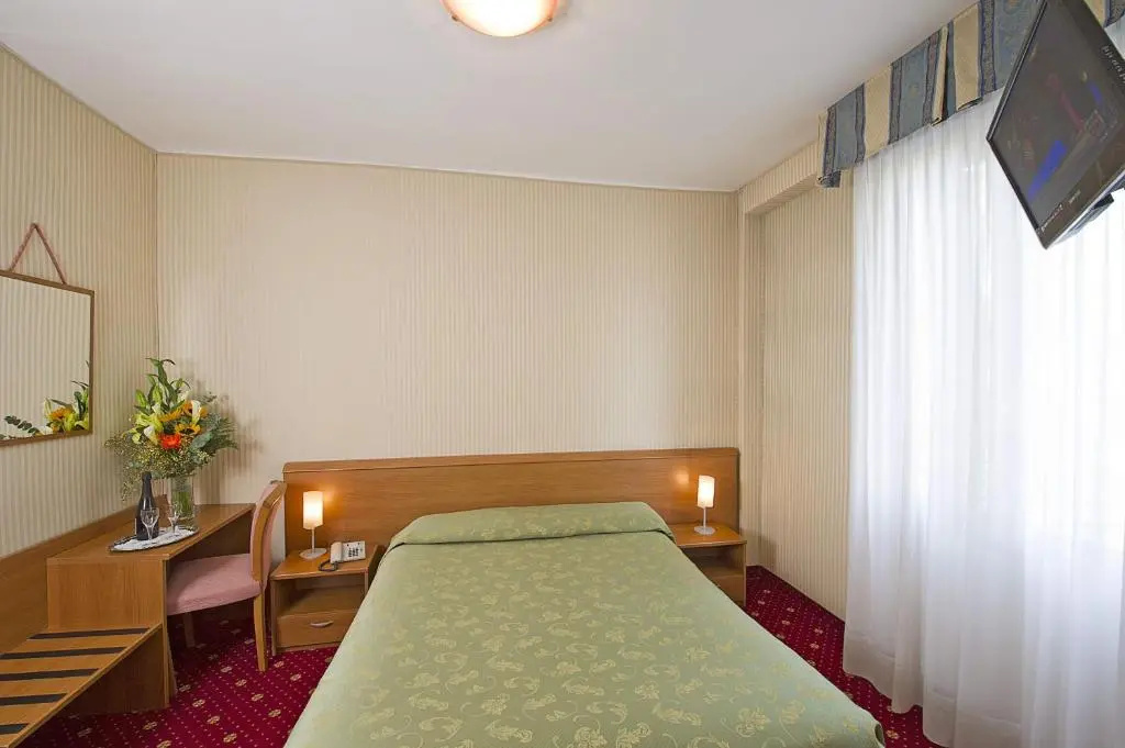 Double room (full double bed)