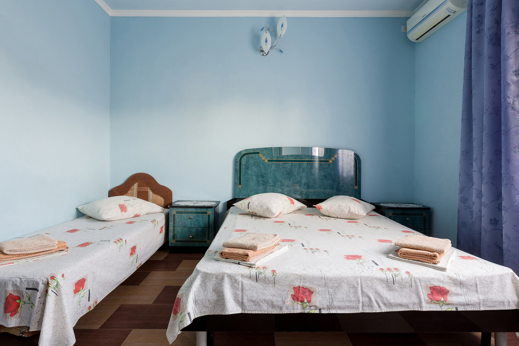 Трёхместный номер Стандарт с балконом и с видом на город в Guest house city center