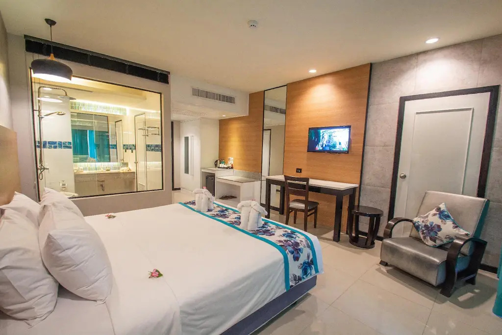 Deluxe Double room with balcony (full double bed)