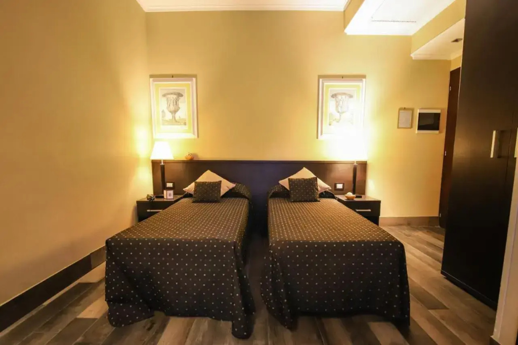 Double room (full double bed)