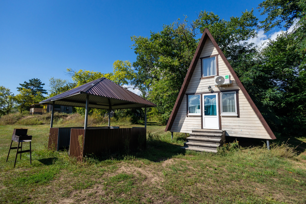 Коттедж c 1 комнатой с видом на реку в Солнечный берег