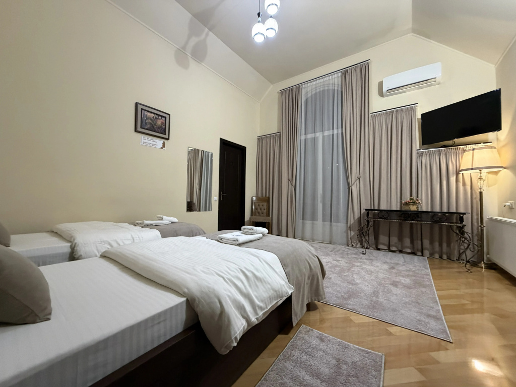 Double room with balcony (full double bed)