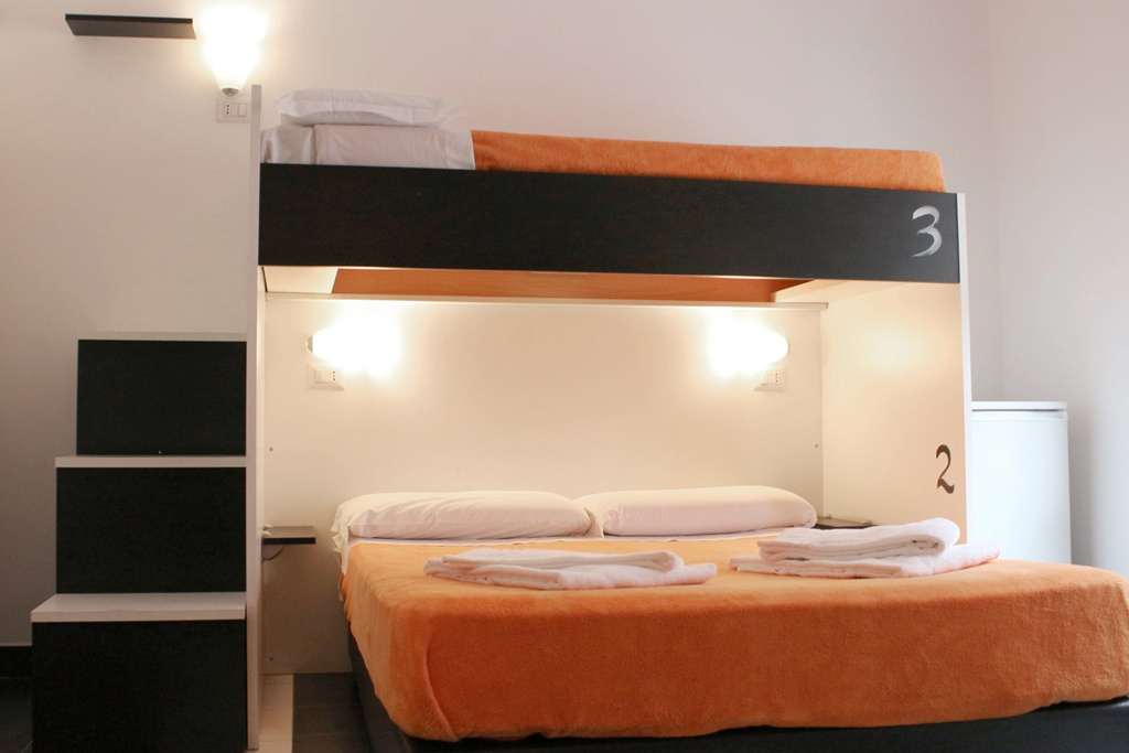Standard Triple room with city view