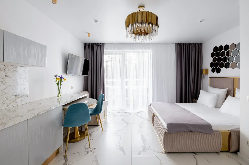 Deluxe Scenic Double room with balcony (full double bed)
