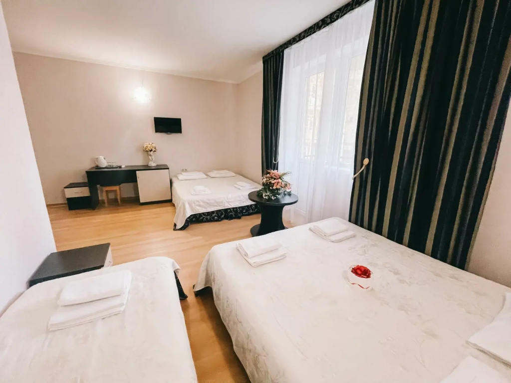 Standard Plus Quintuple room with balcony